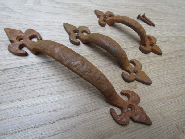 Fleur De Lys Cabinet Pull Handle Rust 4"